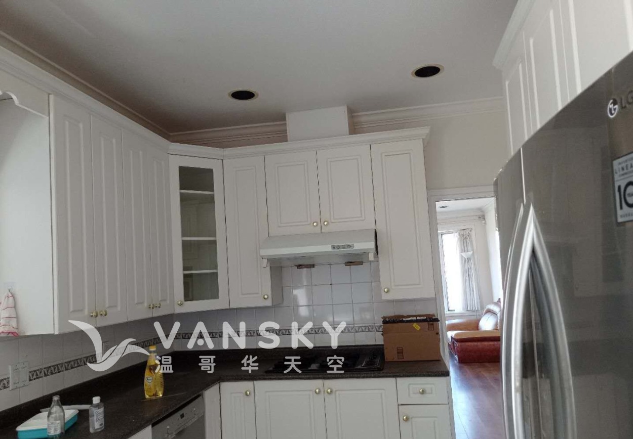 220621135041_kitchen 2.jpg